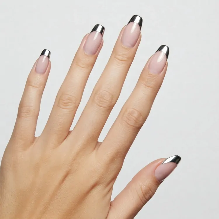Chrome French Nails: футуристичный взгляд на классику